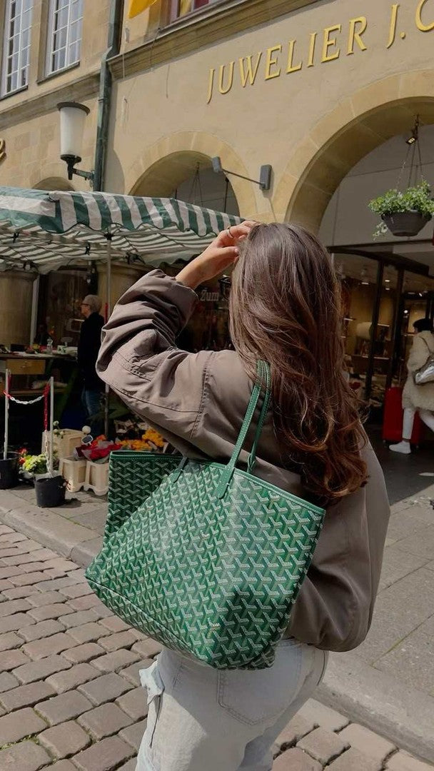 Geometric print tote bag with a matching pouch - product photo 11