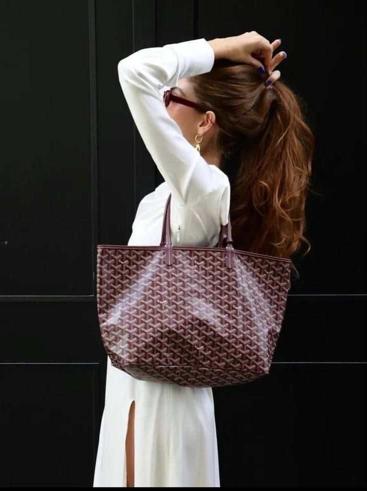 Geometric print tote bag with a matching pouch - product photo 14