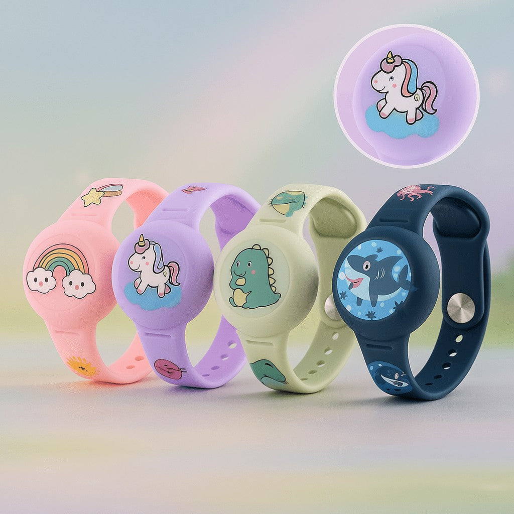 Lightweight GPS bracelet on a child's wrist - product photo 1