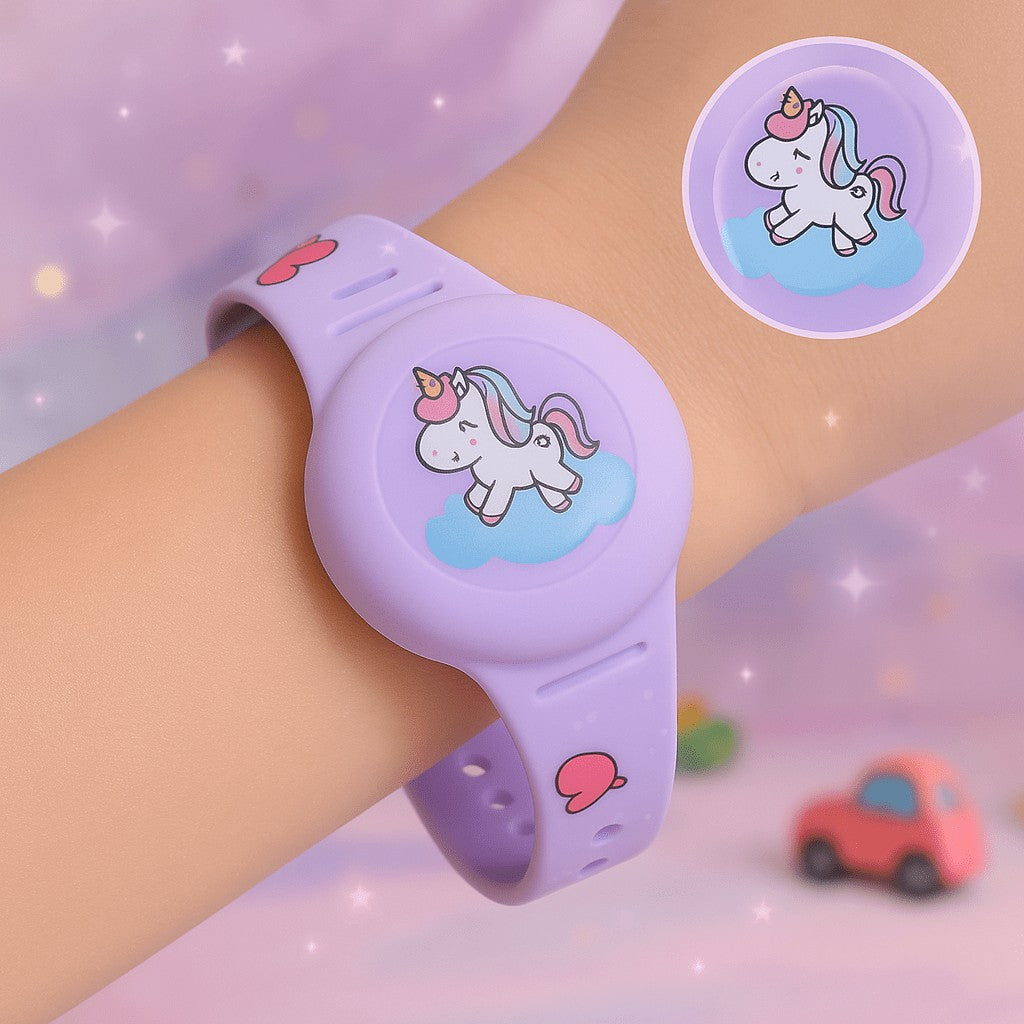 Lightweight GPS bracelet on a child's wrist - product photo 2