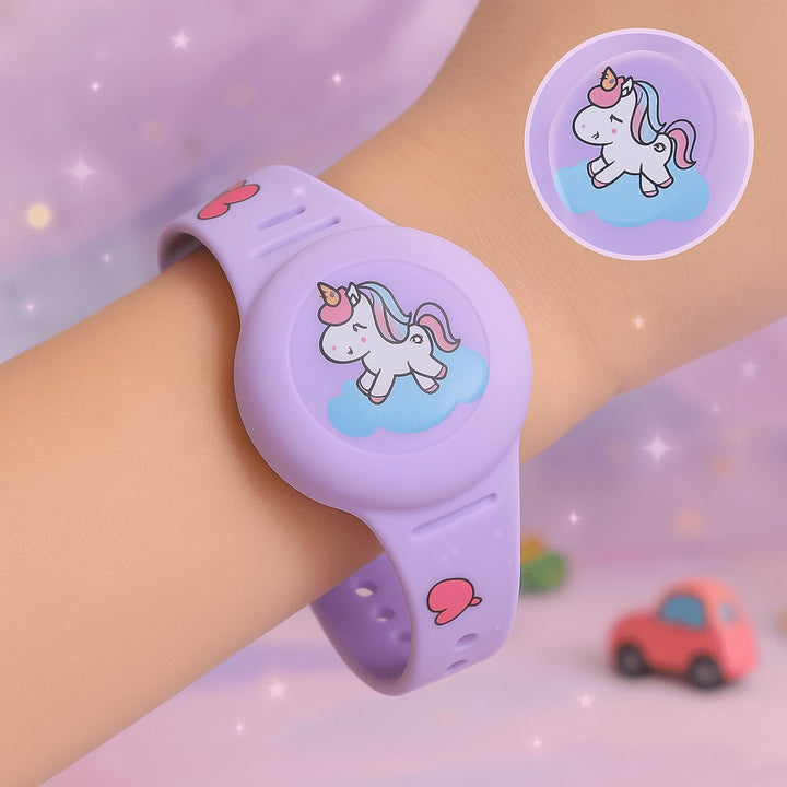 Lightweight GPS bracelet on a child's wrist - product photo 2