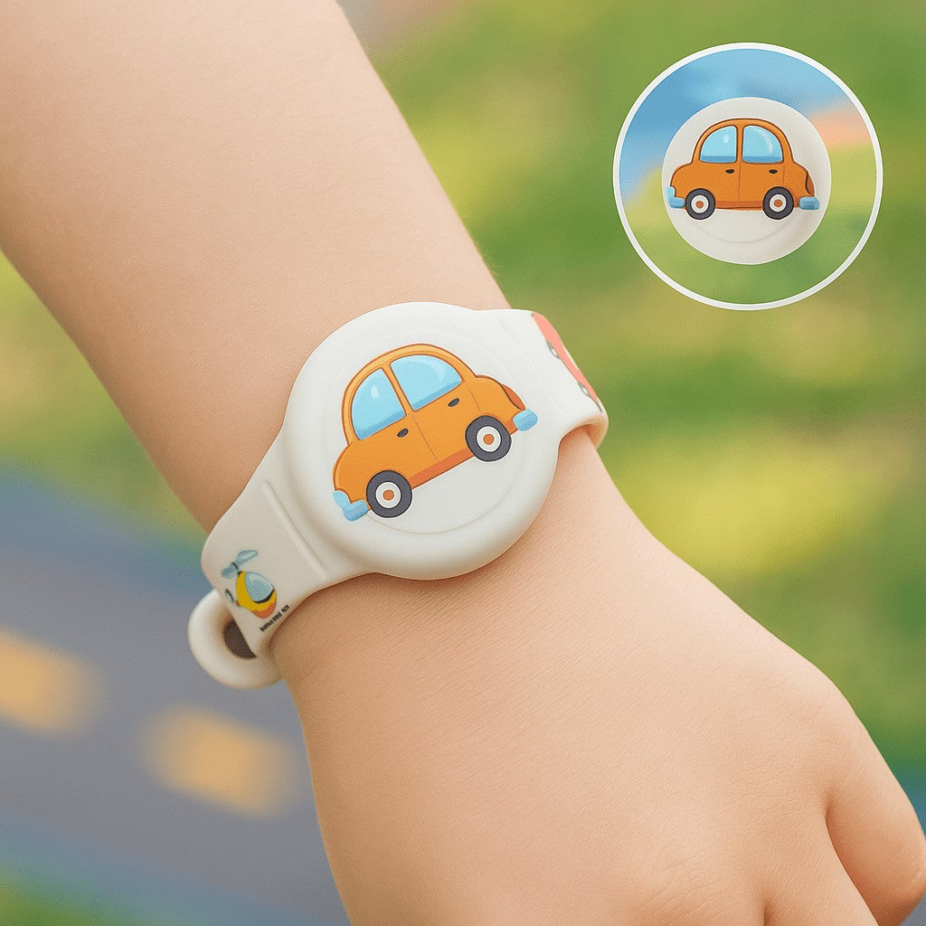 Lightweight GPS bracelet on a child's wrist - product photo 4