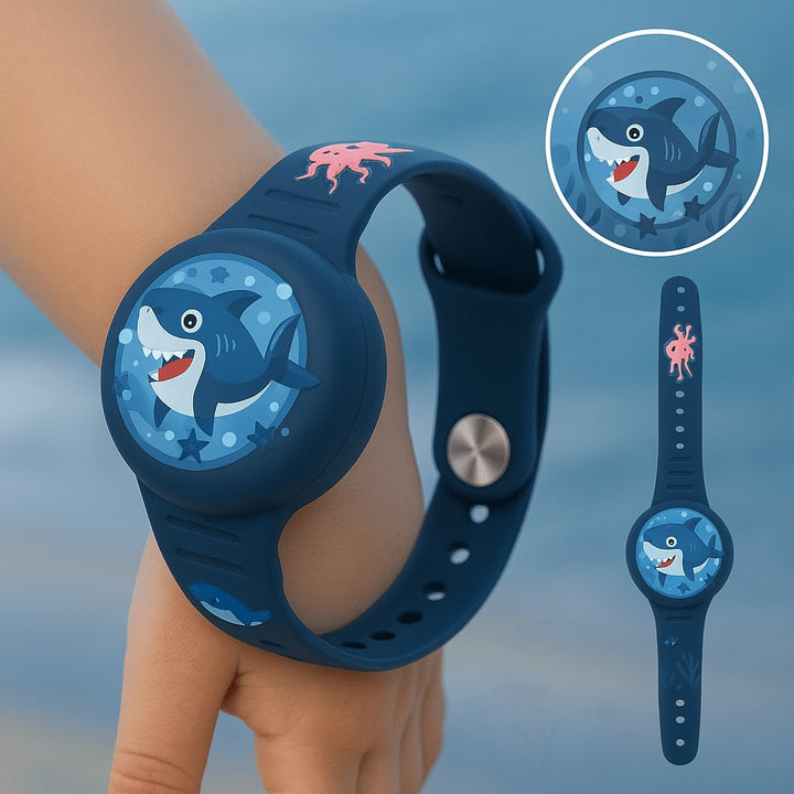 Lightweight GPS bracelet on a child's wrist - product photo 5