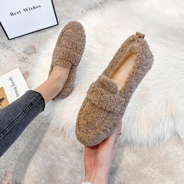 Plush-lined winter slipper with a textured non-slip sole - product photo 1