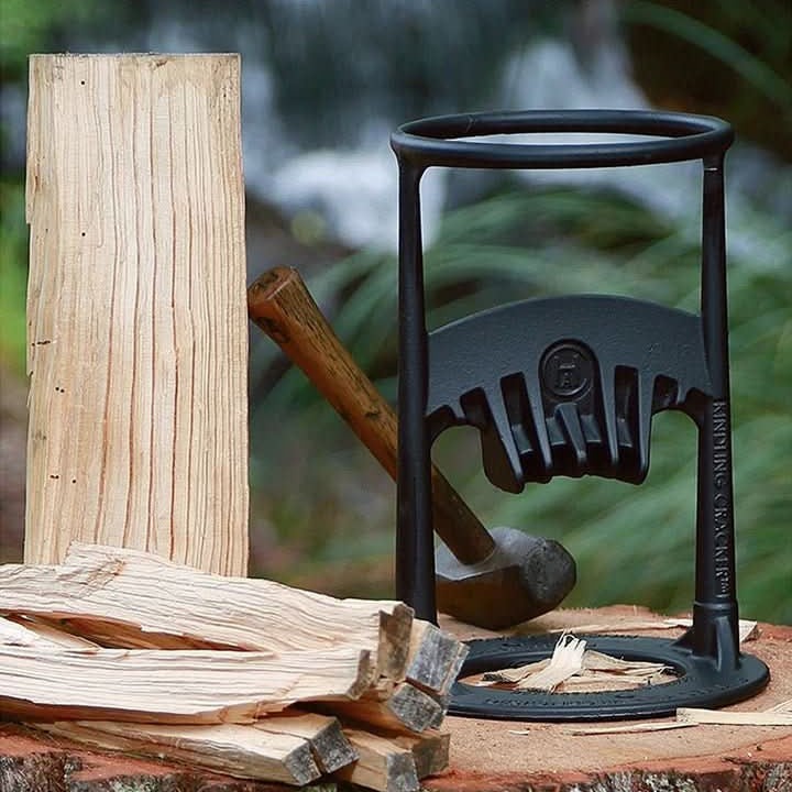 Wood splitter holding a log inside its frame - product photo 1