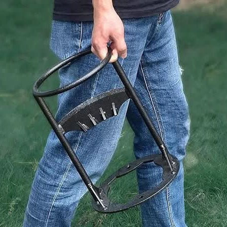 Wood splitter holding a log inside its frame - product photo 4