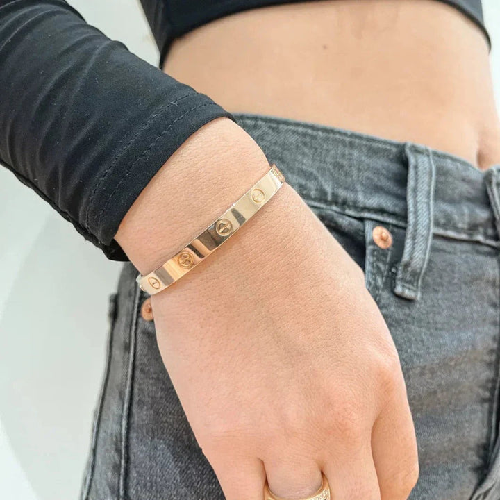 Screw-detail bangle bracelet in a gold tone - product photo 4