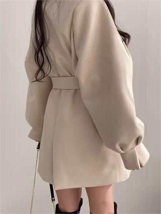 Slim fit coat with lapel collar, puff sleeves and a tie belt - product photo 4