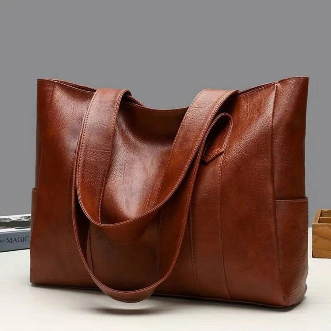 Vintage-style vegan leather shoulder bag with a zip closure - product photo 4